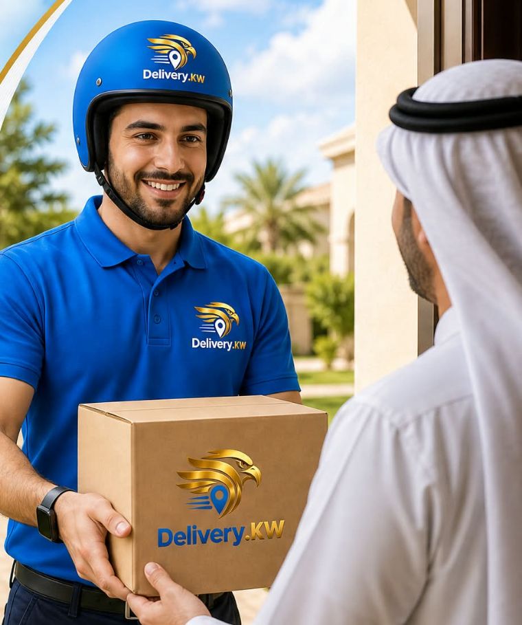 مندوب Delivery.KW يسلّم طلب عند باب العميل